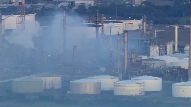 Góc nhìn từ trên cao cho thấy khói bốc lên sau vụ hỏa hoạn tại nhà máy lọc dầu của Viva Energy Group ở Geelong, Australia, ngày 16 tháng 4 năm 2026. Seven Network/Nine Network/Handout qua REUTERS