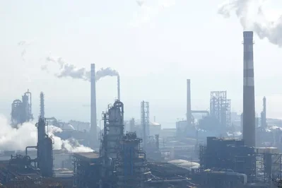 Refino chinês cai em março e produção nacional bate recorde