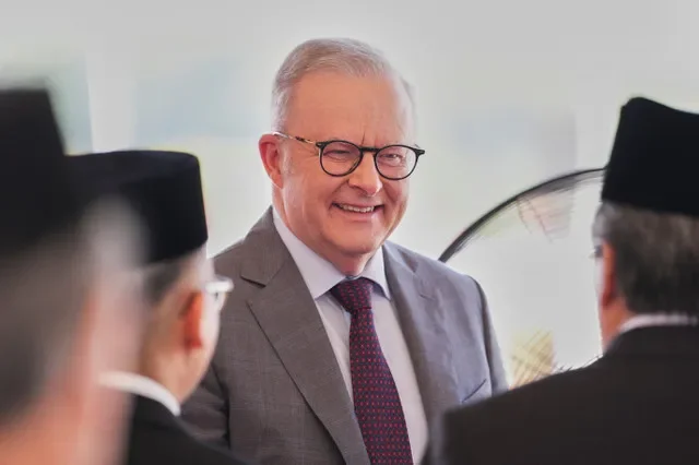 O primeiro-ministro australiano Anthony Albanese encontra-se com membros do gabinete malaio após uma inspeção oficial da guarda de honra no Complexo Perdana Putra em Putrajaya, Malásia, na quinta-feira, 16 de abril de 2026. Vincent Thian/Pool via REUTERS