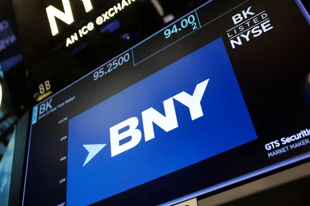 โลโก้ของบริษัทวาณิชธนกิจ BNY Mellon แสดงบนหน้าจอที่ตลาดหลักทรัพย์นิวยอร์ก (NYSE) ในนครนิวยอร์ก สหรัฐอเมริกา เมื่อวันที่ 15 กรกฎาคม 2025 REUTERS/Jeenah Moon