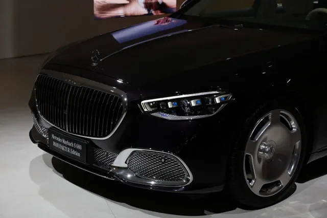 Un Mercedes-Maybach S 680 se exhibe en el stand de Mercedes-Benz durante un día de prensa para el salón Auto Shanghai en Shanghái, China, el 24 de abril de 2025. REUTERS/Go Nakamura