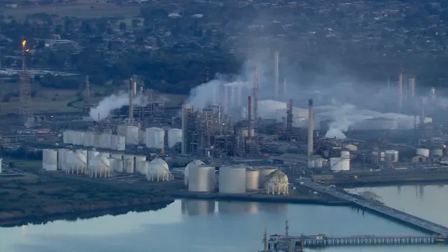 Khói đen bao phủ khu vực nhà máy lọc dầu của Viva Energy Group tại Geelong, Australia, ngày 16 tháng 4 năm 2026. Seven Network/Nine Network/Handout qua REUTERS
