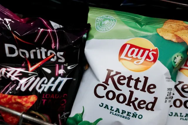 Các sản phẩm Lay’s và Doritos trên kệ tại một cửa hàng CVS ở Thành phố New York, Hoa Kỳ, vào ngày 3 tháng 2 năm 2026. REUTERS/Adam Gray/Ảnh hồ sơ