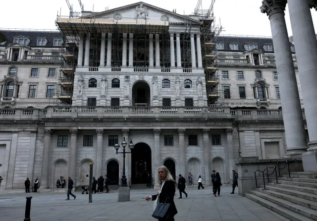 Una mujer camina frente al Banco de Inglaterra en Londres, Gran Bretaña, el 1 de abril de 2026. REUTERS/Hannah McKay