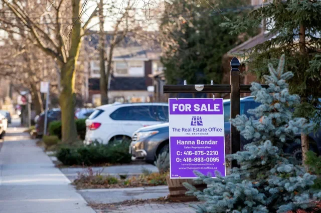 FOTO DE ARCHIVO: Un letrero de venta se muestra fuera de una casa en Toronto, Ontario, Canadá, el 13 de diciembre de 2021. REUTERS/Carlos Osorio/Foto de archivo