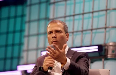 ブラジル連邦警察がバンコ・マスターを巡る汚職捜査でBRB前総裁のパウロ・エンリケ・コスタ氏を逮捕した