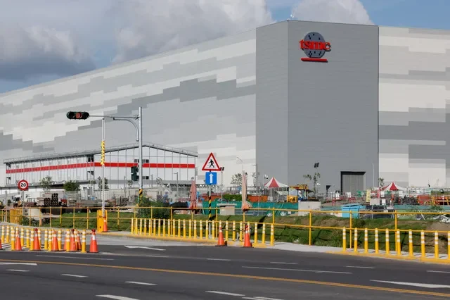 โลโก้ของ Taiwan Semiconductor Manufacturing Company (TSMC) ที่จัดแสดงอยู่ ณ โรงงานผลิตในเมืองเกาสง ไต้หวัน เมื่อวันที่ 7 มิถุนายน 2025 REUTERS/Ann Wang