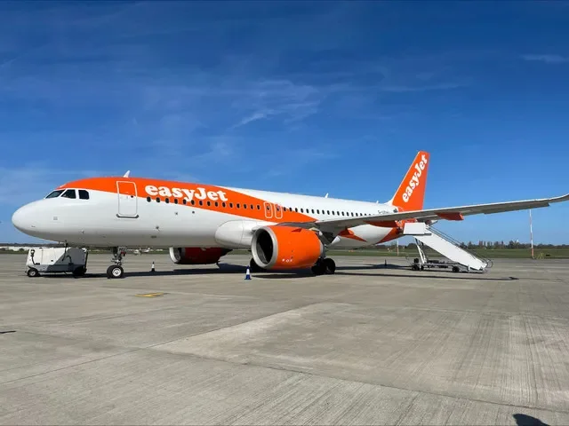 ẢNH TƯ LIỆU: Một chiếc máy bay Airbus của easyJet đậu trên đường băng tại sân bay Southend London, ở Southend-on-Sea, Anh ngày 31 tháng 3 năm 2025. REUTERS/Joanna Plucinska/File Photo