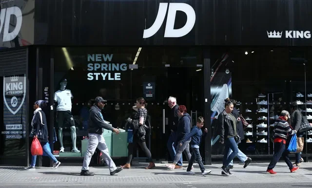 ผู้คนเดินผ่านร้าน JD Sports ในลอนดอน สหราชอาณาจักร เมื่อวันที่ 11 เมษายน 2017 ภาพโดย REUTERS/Neil Hall