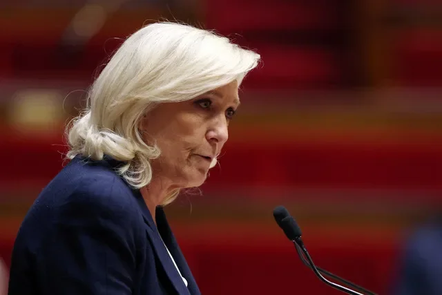 FOTO DE ARCHIVO: La líder de la extrema derecha francesa y miembro del parlamento Marine Le Pen, presidenta del grupo parlamentario del partido Agrupación Nacional (RN), pronuncia un discurso durante un debate sobre la situación en Oriente Medio en la Asamblea Nacional en París, Francia, el 25 de marzo de 2026. REUTERS/Gonzalo Fuentes/ Foto de archivo