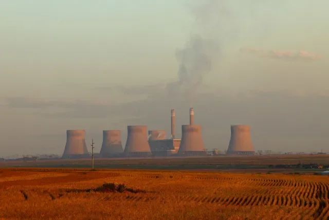 FOTO DE ARCHIVO: Una vista general de la Central Eléctrica de Kendal, una estación de carbón de la empresa sudafricana Eskom, en la provincia de Mpumalanga, Sudáfrica, el 26 de marzo de 2024. REUTERS/Siphiwe Sibeko/Foto de archivo
