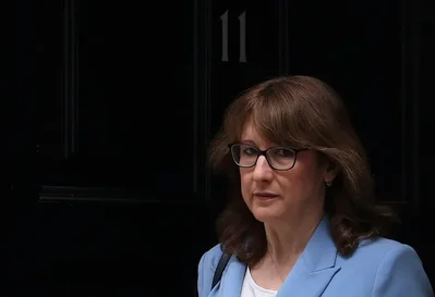 وزيرة مالية بريطانيا ترفض زيادة الضرائب لتمويل الدفاع