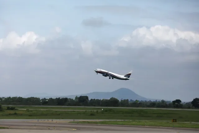 资料图片:2020年7月8日,一架阿里克航空公司的航班从尼日利亚阿布贾的纳姆迪·阿齐兹韦国际机场国内航站楼起飞。路透社/Afolabi Sotunde/资料图片