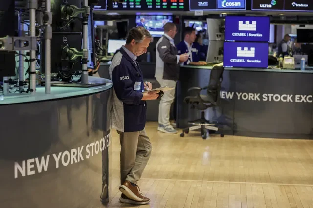 เทรดเดอร์ทำงานบนพื้นซื้อขายที่ตลาดหลักทรัพย์นิวยอร์ก (NYSE) ในนครนิวยอร์ก สหรัฐอเมริกา เมื่อวันที่ 2 เมษายน 2026 REUTERS/Jeenah Moon