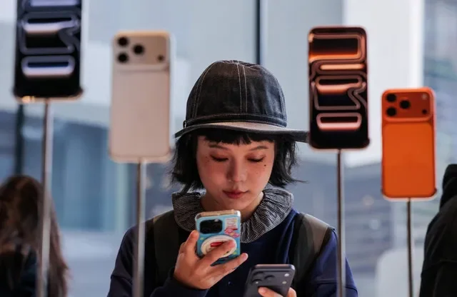 ภาพประกอบ: หญิงสาวกำลังใช้งานสมาร์ทโฟนภายในร้าน Apple Store ย่านซานหลี่ถุน กรุงปักกิ่ง ในวันเปิดจำหน่าย iPhone 17 ซีรีส์ ในกรุงปักกิ่ง ประเทศจีน เมื่อวันที่ 19 กันยายน 2025 REUTERS/Maxim Shemetov/File Photo