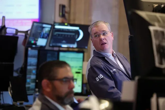 Operadores trabalham no pregão da Bolsa de Valores de Nova York (NYSE) em Nova York, EUA, 8 de abril de 2026. REUTERS/Brendan McDermid/Foto de Arquivo