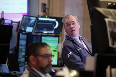 Wall Street sube y el petróleo cae tras apertura de Ormuz