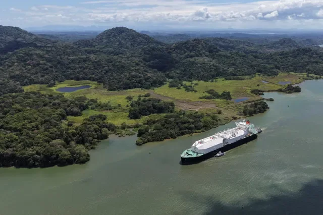Una vista con drones muestra al petrolero de GNL Nohshu Maru, con bandera de las Bahamas, navegando por el Canal de Panamá en la ciudad de Gamboa, Panamá, el 24 de marzo de 2026. REUTERS/Enea Lebrun