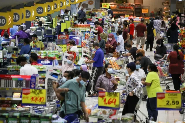 Pessoas fazem fila para pagar em um supermercado em Subang Jaya, Malásia, em 12 de outubro de 2020. REUTERS/Lim Huey Teng