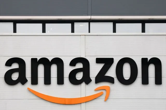 El logotipo de Amazon se ve en el centro logístico de la empresa en Bretigny-sur-Orge, cerca de París, Francia, 28 de noviembre de 2025. REUTERS/Stephanie Lecocq