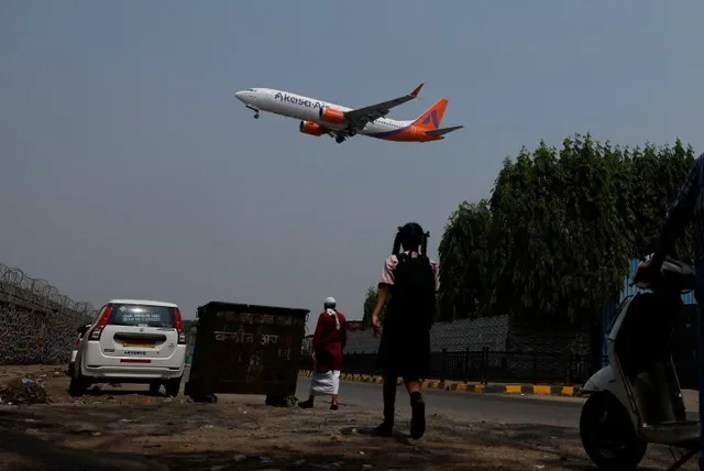 เครื่องบินโดยสารของสายการบิน Akasa Air เตรียมลงจอดที่สนามบินนานาชาติ Chhatrapati Shivaji Maharaj ในเมืองมุมไบ ประเทศอินเดีย เมื่อวันที่ 13 มีนาคม 2025 (REUTERS/Francis Mascarenhas)
