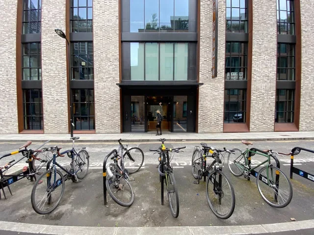 资料照片:2020 年 6 月 5 日,英国伦敦,一排自行车停在 Workspace Group Plc 旗下的办公楼 The Frames 前。路透社/Simon Newman/文件照片