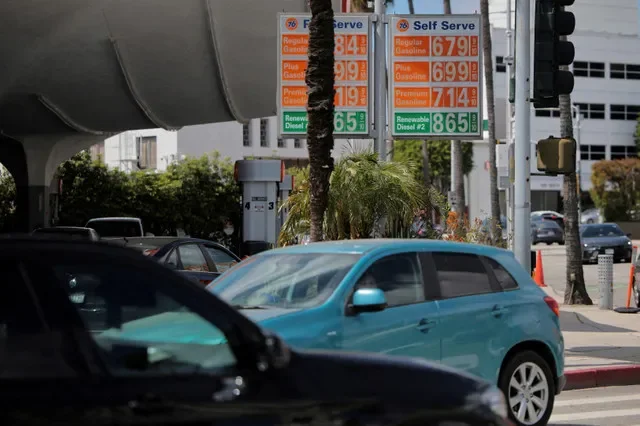 FOTO DE ARCHIVO: Precios de la gasolina en Los Ángeles, California, Estados Unidos, el 2 de abril de 2026. REUTERS/Daniel Cole/Foto de archivo