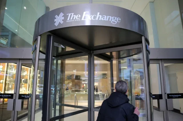 Uma placa da Bolsa de Valores de Toronto adorna uma entrada no edifício Exchange Tower em Toronto, Ontário, Canadá, em 23 de janeiro de 2019. REUTERS/Chris Helgren/Foto de Arquivo