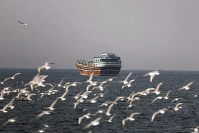 Irã restringe Estreito de Ormuz e navios sofrem ataques