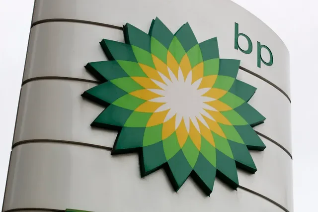 O logotipo da BP é visto em um posto de gasolina em Londres; a empresa tem enfrentado pressão de grupos ativistas sobre suas metas ambientais. REUTERS/Suzanne Plunkett