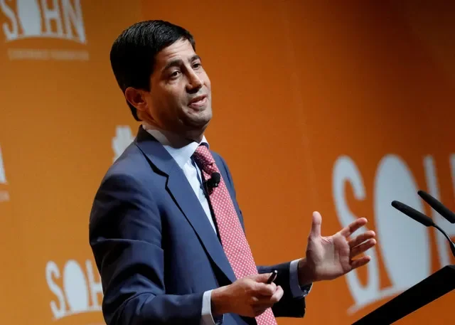 Kevin Warsh, học giả kinh tế tại Viện Hoover và giảng viên tại Trường Kinh doanh Sau đại học Stanford, phát biểu tại Hội nghị Đầu tư Sohn ở Thành phố New York, Hoa Kỳ. Ảnh: REUTERS/Brendan Mcdermid