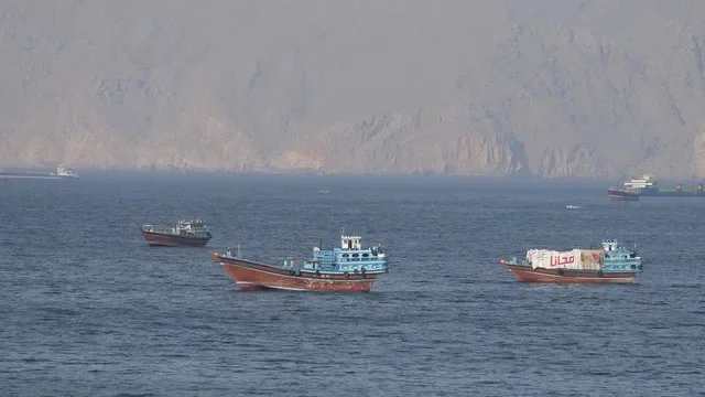 Tàu thuyền và tàu chở dầu tại eo biển Hormuz ngoài khơi bờ biển Musandam, Oman, ngày 18 tháng 4 năm 2026. REUTERS
