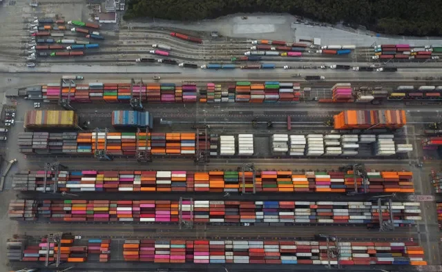 FOTO DE ARQUIVO: Uma vista aérea de drone mostra o porto marítimo de Manzanillo, enquanto as autoridades mexicanas apostam no crescimento econômico e na força do comércio global com a expansão do porto batizada de \"Nuevo Manzanillo\", em Manzanillo, México, 22 de abril de 2025. REUTERS/Daniel Becerril/Arquivo