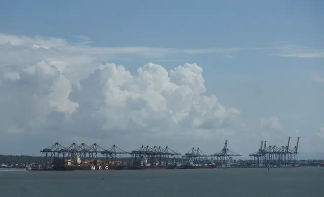 سفن راسية في محطات الحاويات بميناء جواهر لال نهرو (JNPT) في نافي مومباي، الهند، 25 سبتمبر 2025. رويترز/فرانسيس ماسكارينهاس