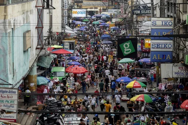 ẢNH TƯ LIỆU: Người dân đi bộ dọc theo một khu chợ đường phố ở Quiapo, Manila, Philippines, ngày 11 tháng 7 năm 2023. REUTERS/Eloisa Lopez/Ảnh tư liệu