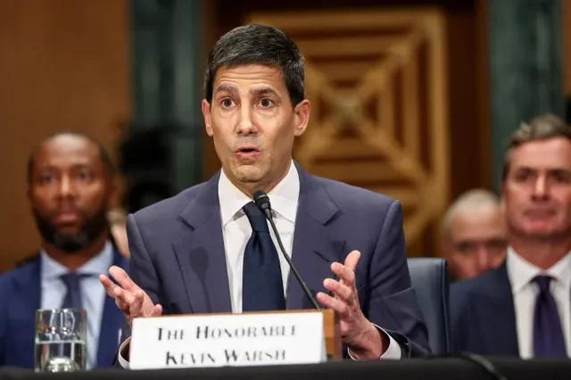 Kevin Warsh, nominado por el presidente Donald Trump para ser el próximo presidente de la Reserva Federal, testifica ante una audiencia de confirmación del Comité Bancario del Senado en el Capitolio en Washington, D.C., el 21 de abril de 2026. REUTERS/Kevin Lamarque