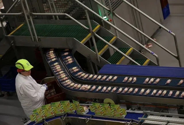 Um funcionário trabalha na linha de produção de sorvetes Twister na fábrica da Unilever Wall em Gloucester, Grã-Bretanha, 21 de novembro de 2025. REUTERS/Isabel Infantes/Foto de Arquivo