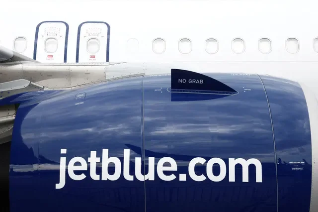 شعار شركة جيت بلو على طائرة إيرباص A321LR خلال معرض باريس الدولي للطيران في مطار لوبورجيه بالقرب من باريس، فرنسا، 20 يونيو 2023. تصوير: بينوا تيسييه - رويترز