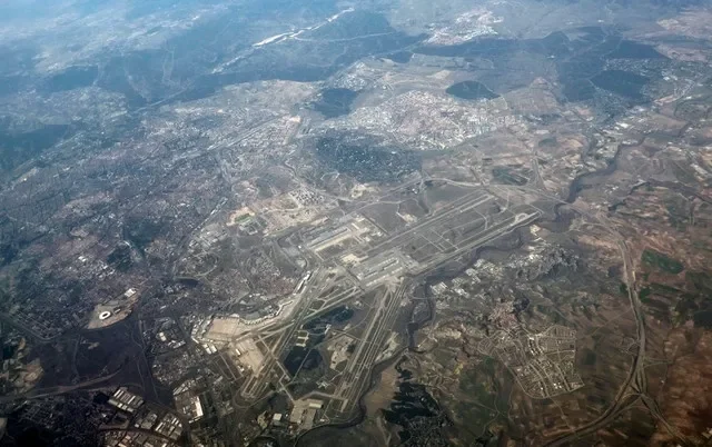 ẢNH TƯ LIỆU: Sân bay Madrid-Barajas Adolfo Suarez được chụp qua cửa sổ của một máy bay hành khách phía trên Madrid, Tây Ban Nha, ngày 13 tháng 2 năm 2019. REUTERS/Jon Nazca/File Photo