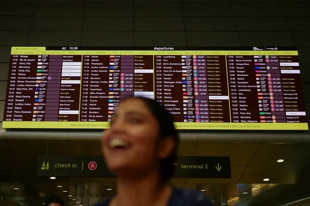 Personas caminando por el interior del aeropuerto de Lisboa, Portugal, el 16 de julio de 2024. REUTERS/Pedro Nunes