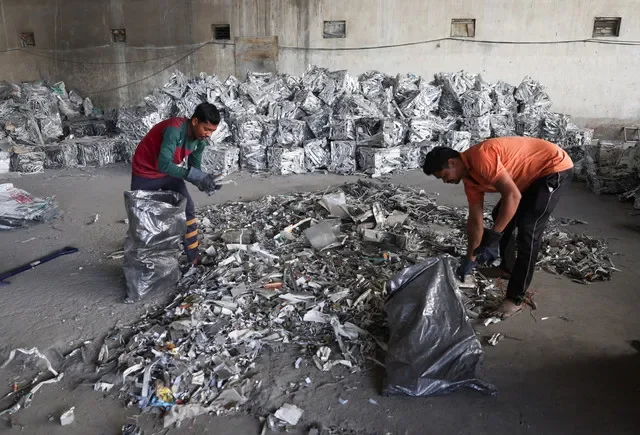 Trabalhadores ensacam sucata de alumínio dentro de uma fábrica de extrusão em Dahegam, Índia, em 19 de março de 2026. REUTERS/Amit Dave