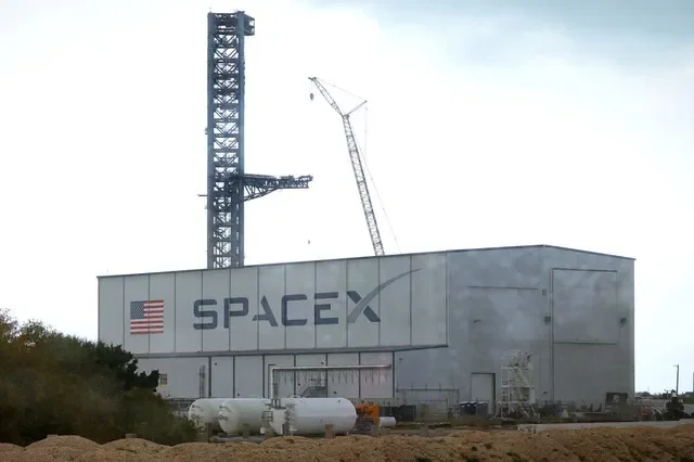 ภาพถ่ายแฟ้มภาพ: หอปล่อยจรวดที่ศูนย์ปล่อยจรวด SpaceX บริเวณฐานปล่อย 39-A ที่ศูนย์อวกาศเคนเนดี ในเมืองเคปคานาเวอรัล รัฐฟลอริดา สหรัฐอเมริกา เมื่อวันที่ 6 เมษายน 2026 REUTERS/Brendan McDermid/File Photo