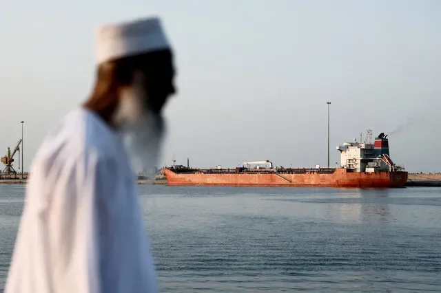 FOTO DE ARQUIVO: O petroleiro Callisto está ancorado no Porto Sultan Qaboos enquanto o tráfego diminui no Estreito de Ormuz, em meio ao conflito entre os EUA e Israel com o Irã, em Mascate, Omã, 12 de março de 2026. REUTERS/Benoit Tessier/File Photo