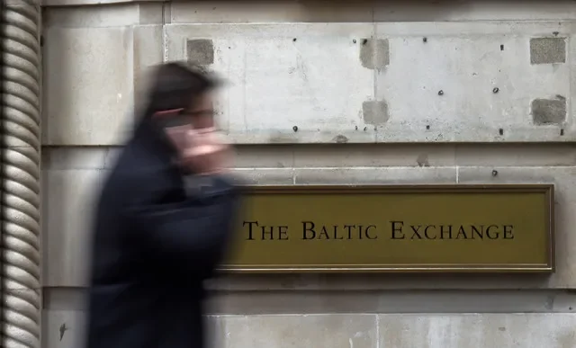 พนักงานเดินผ่านอาคาร The Baltic Exchange ในกรุงลอนดอน ประเทศอังกฤษ เมื่อวันที่ 2 มีนาคม 2016 ภาพโดย REUTERS/Toby Melville/File Photo