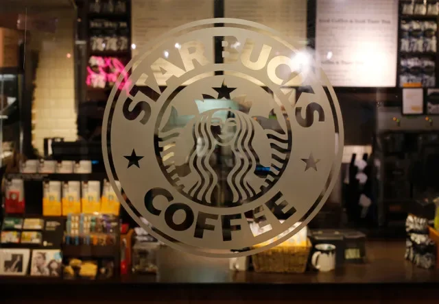 FOTO DE ARCHIVO: El logotipo de una cafetería Starbucks en Nueva York el 25 de junio de 2013. REUTERS/Brendan McDermid/Foto de archivo