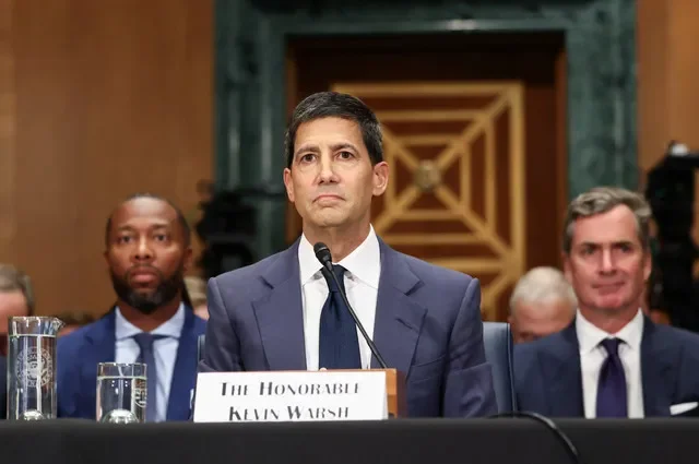 Kevin Warsh, indicado pelo presidente dos Estados Unidos, Donald Trump, para ser o próximo presidente do Federal Reserve, participa de uma audiência de confirmação do Comitê Bancário do Senado no Capitólio em Washington, D.C., EUA, 21 de abril de 2026. REUTERS/Kevin Lamarque