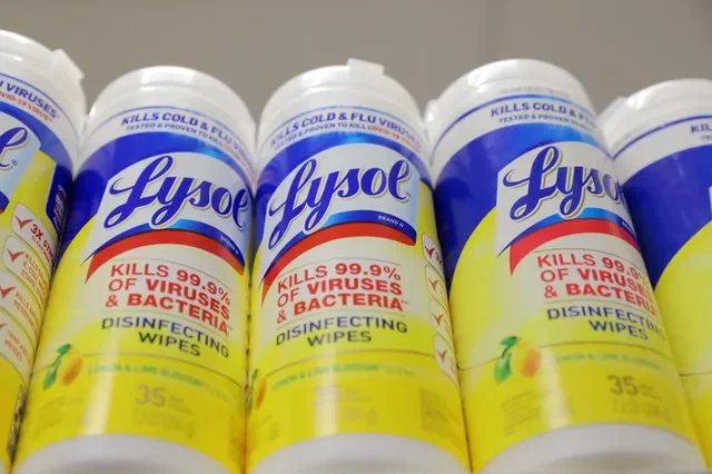 ผลิตภัณฑ์ Lysol หนึ่งในแบรนด์ของ Reckitt Benckiser Group PLC วางจำหน่ายในร้านค้าที่แมนฮัตตัน นิวยอร์ก สหรัฐอเมริกา เมื่อวันที่ 24 มีนาคม 2022 ภาพโดย REUTERS/Andrew Kelly