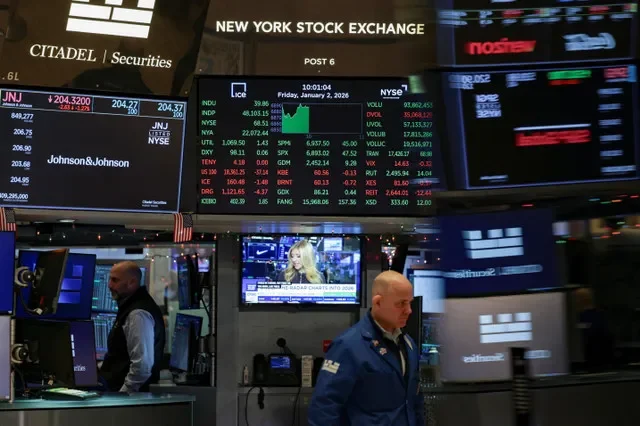 A screen at the New York Stock Exchange displays S&P 500 Index trading data in New York City, January 2, 2026. REUTERS/Jeenah Moon
