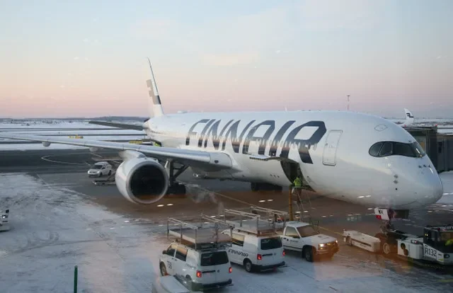 フィンランドのヘルシンキ・ヴァンター空港の駐機場に停まるフィンエアーの機体。2024年2月9日撮影。REUTERS/Tom Little/File Photo
