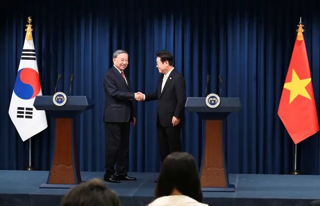 ภาพแฟ้มข่าว: ประธานาธิบดีเกาหลีใต้ อี แจ-มยอง จับมือกับเลขาธิการพรรคคอมมิวนิสต์เวียดนาม โต เลิม ระหว่างการแถลงการณ์ร่วม ณ ทำเนียบประธานาธิบดี เมื่อวันที่ 11 สิงหาคม 2025 ในกรุงโซล ประเทศเกาหลีใต้ Song Kyung Seok/Pool via REUTERS/File Photo